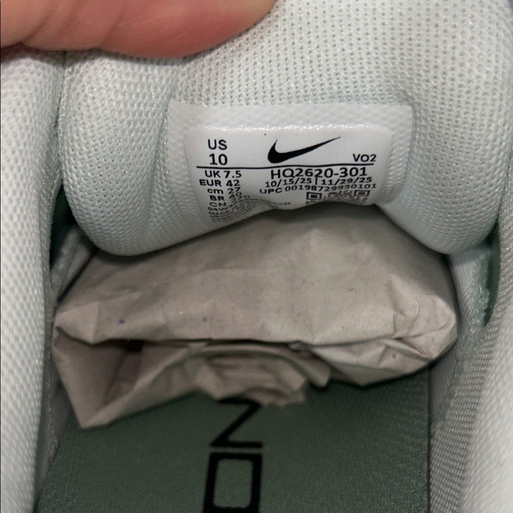 Nike Women's Green and Black Athletic Shoes NWOB - Picture 9 of 9